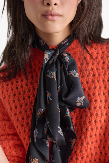 Dorothee Schumacher Volantschal aus beidseitig bedrucktem Seidensatin Little Daydream navy orange