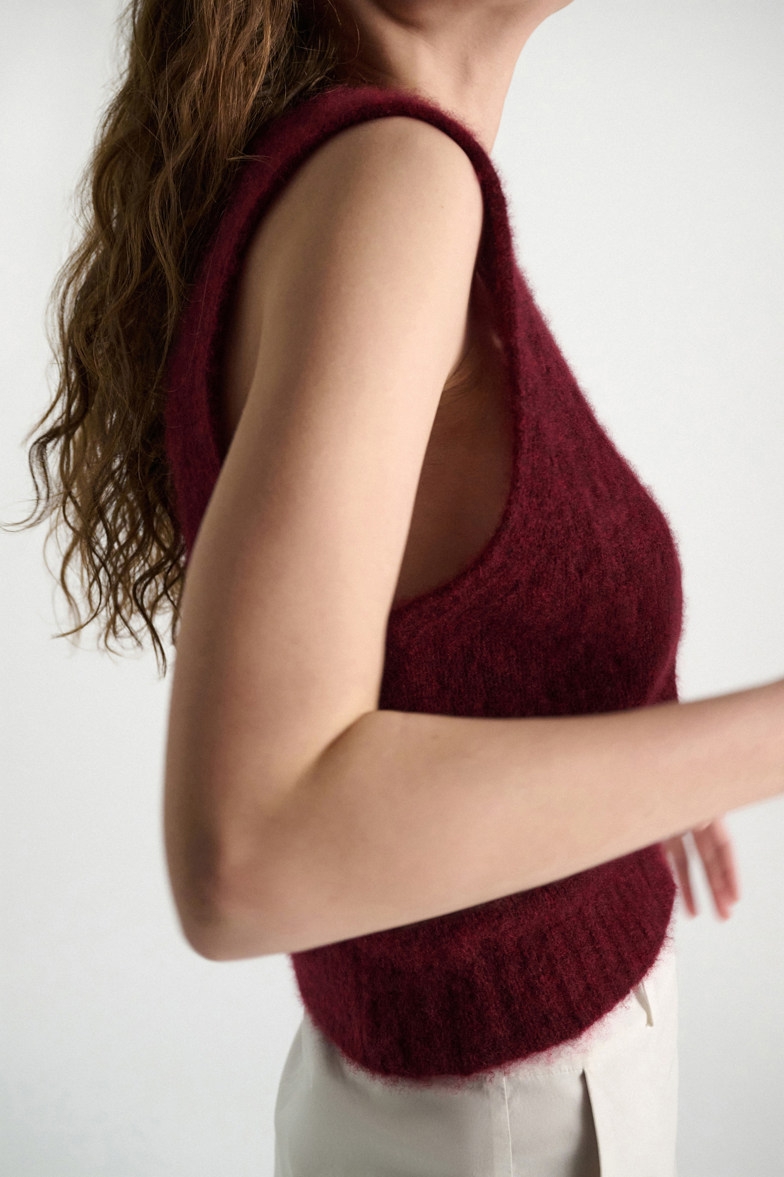 Dorothee Schumacher Gilet im Pointelle-Allover aus Kaschmir merlot