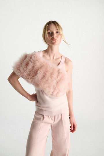 Dorothee Schumacher Merino-cashmere accessory with feathers powder