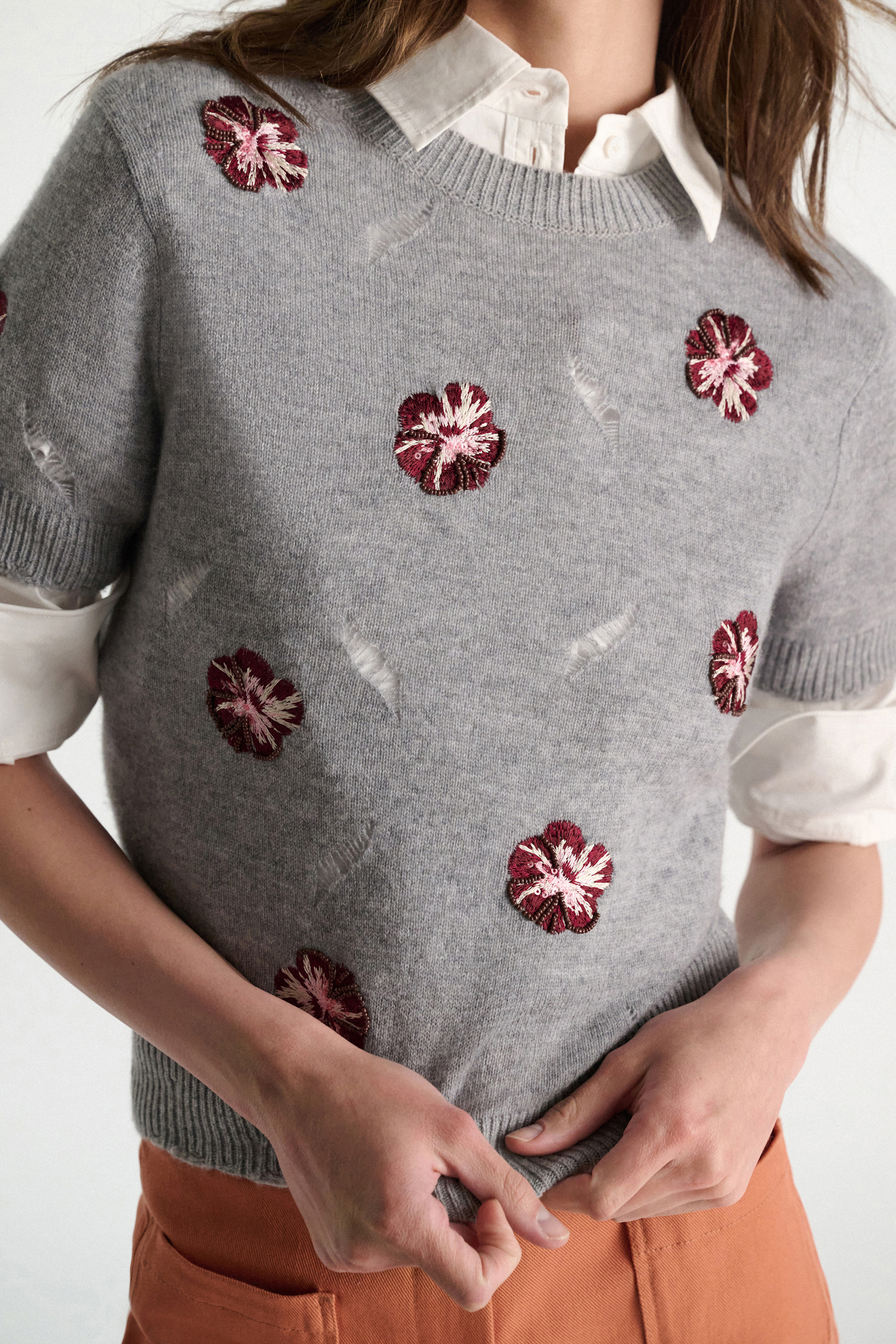 Dorothee Schumacher Kurzärmeliges, besticktes Oberteil aus Merino und Kaschmir grey blooming bordeaux