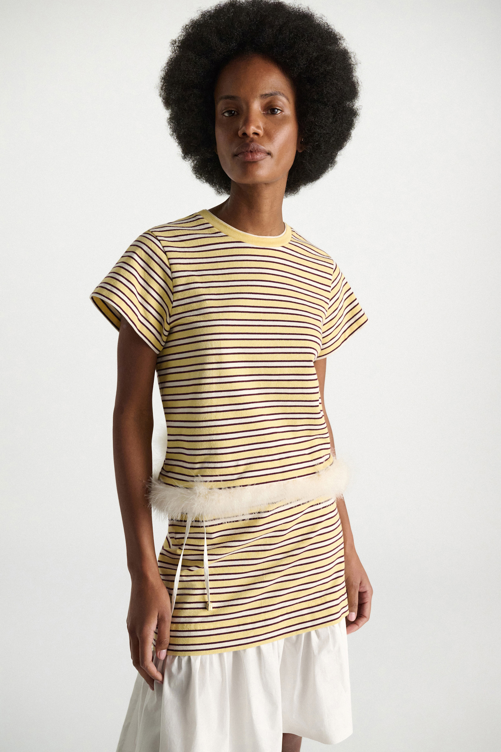 Dorothee Schumacher Gestreiftes T-Shirt mit Federbesatz jersey stripe