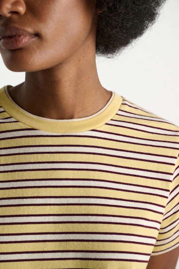 Dorothee Schumacher Gestreiftes T-Shirt mit Federbesatz jersey stripe