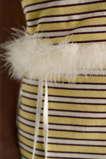 Dorothee Schumacher Gestreiftes T-Shirt mit Federbesatz jersey stripe