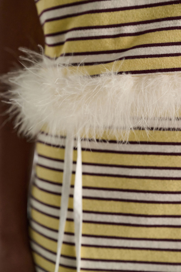 Dorothee Schumacher Gestreiftes T-Shirt mit Federbesatz jersey stripe