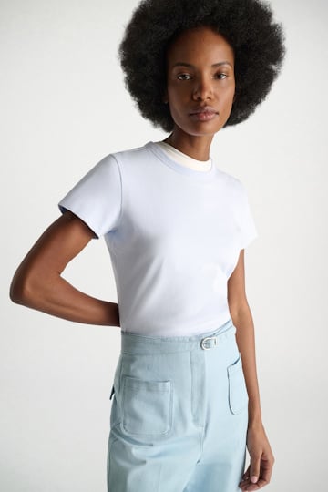 Dorothee Schumacher Rundhals-T-Shirt in verkürzter Passform sky