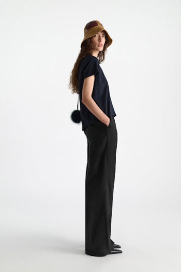 Dorothee Schumacher T-Shirt mit Schlitz am Rücken und Federdetail dark navy