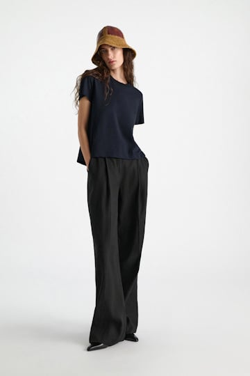 Dorothee Schumacher T-Shirt mit Schlitz am Rücken und Federdetail dark navy