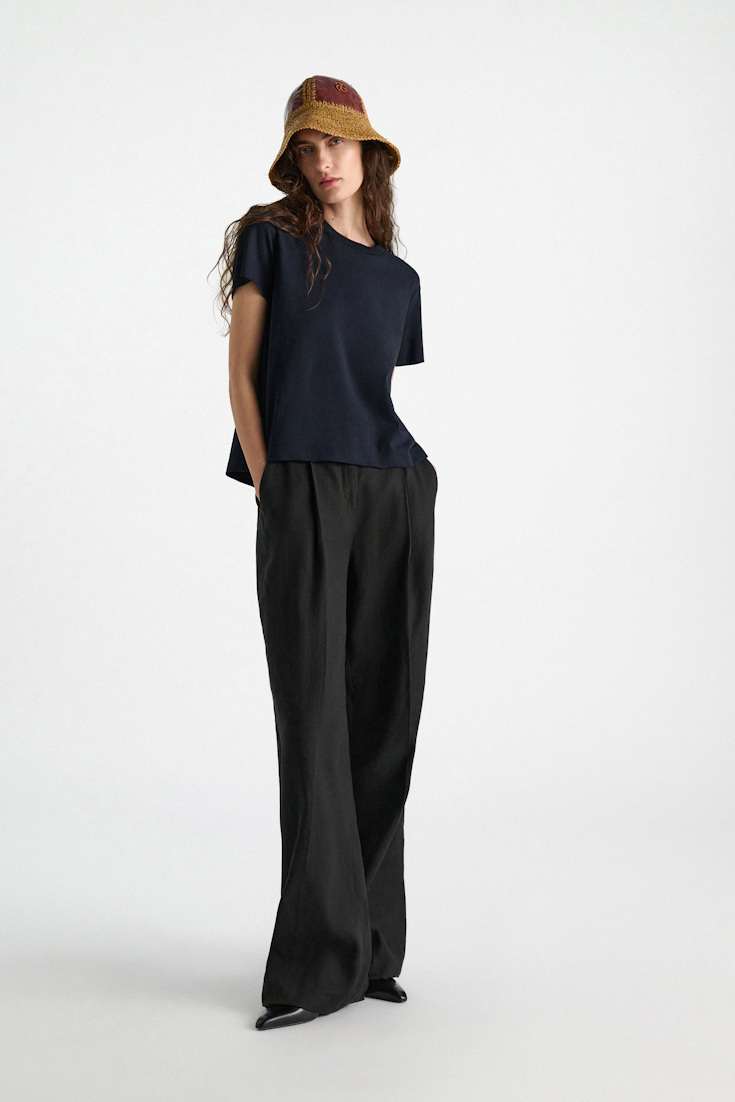 Dorothee Schumacher T-Shirt mit Schlitz am Rücken und Federdetail dark navy