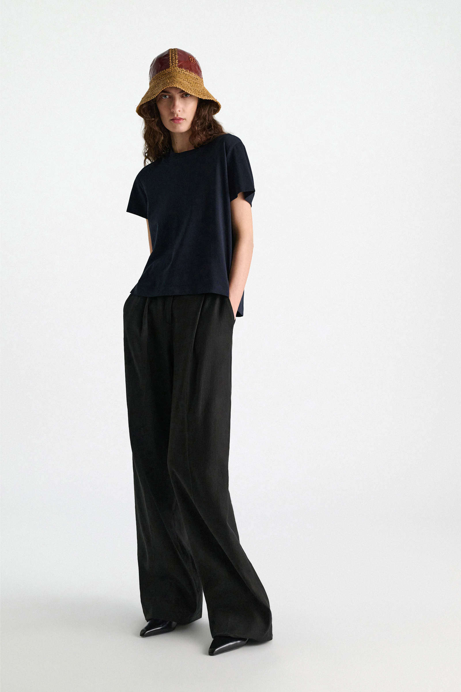 Dorothee Schumacher T-Shirt mit Schlitz am Rücken und Federdetail dark navy