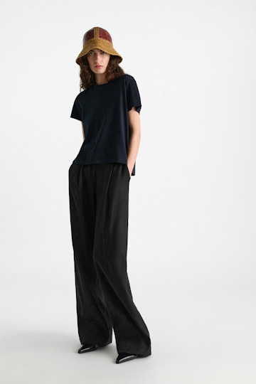 Dorothee Schumacher T-Shirt mit Schlitz am Rücken und Federdetail dark navy