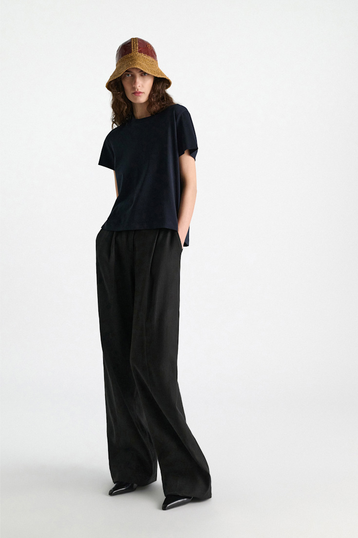 Dorothee Schumacher T-Shirt mit Schlitz am Rücken und Federdetail dark navy