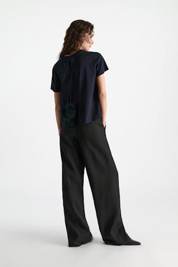 Dorothee Schumacher T-Shirt mit Schlitz am Rücken und Federdetail dark navy