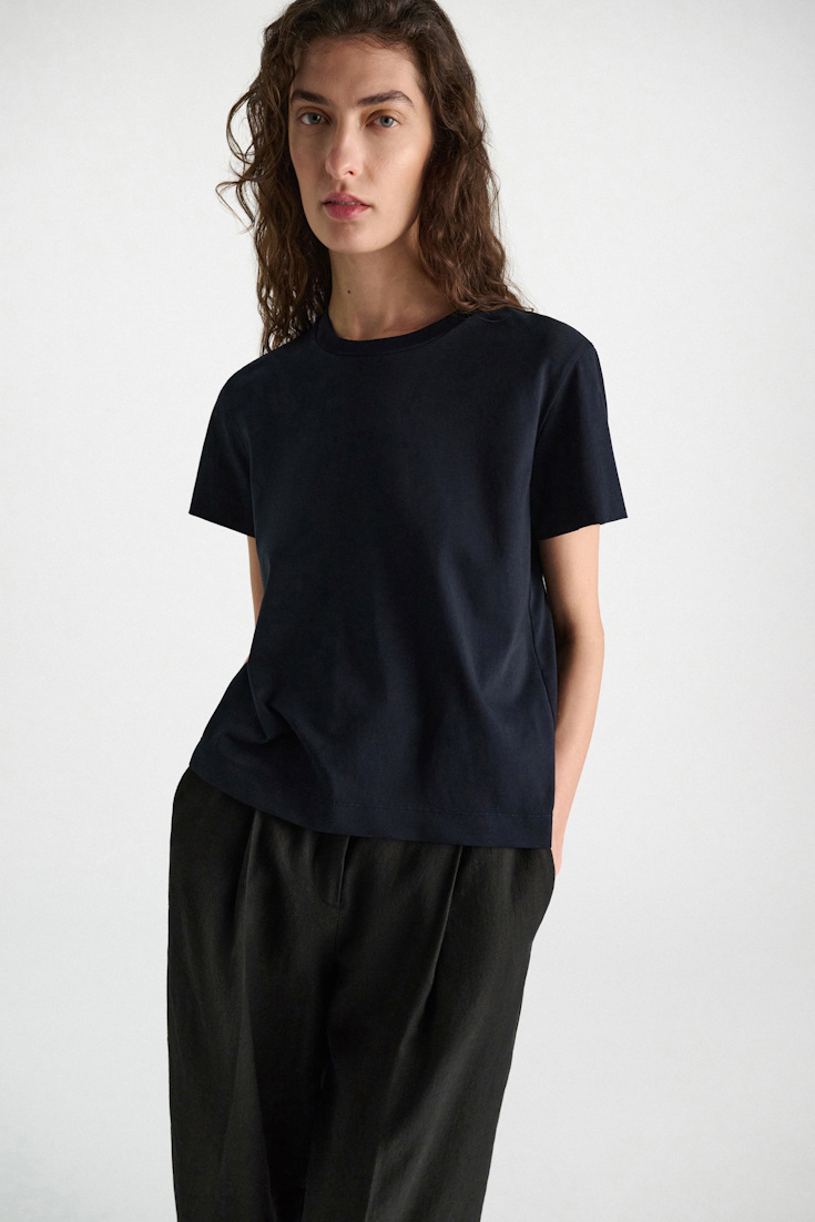 Dorothee Schumacher T-Shirt mit Schlitz am Rücken und Federdetail dark navy