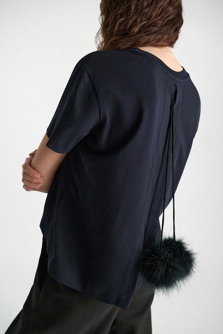 Dorothee Schumacher T-Shirt mit Schlitz am Rücken und Federdetail dark navy