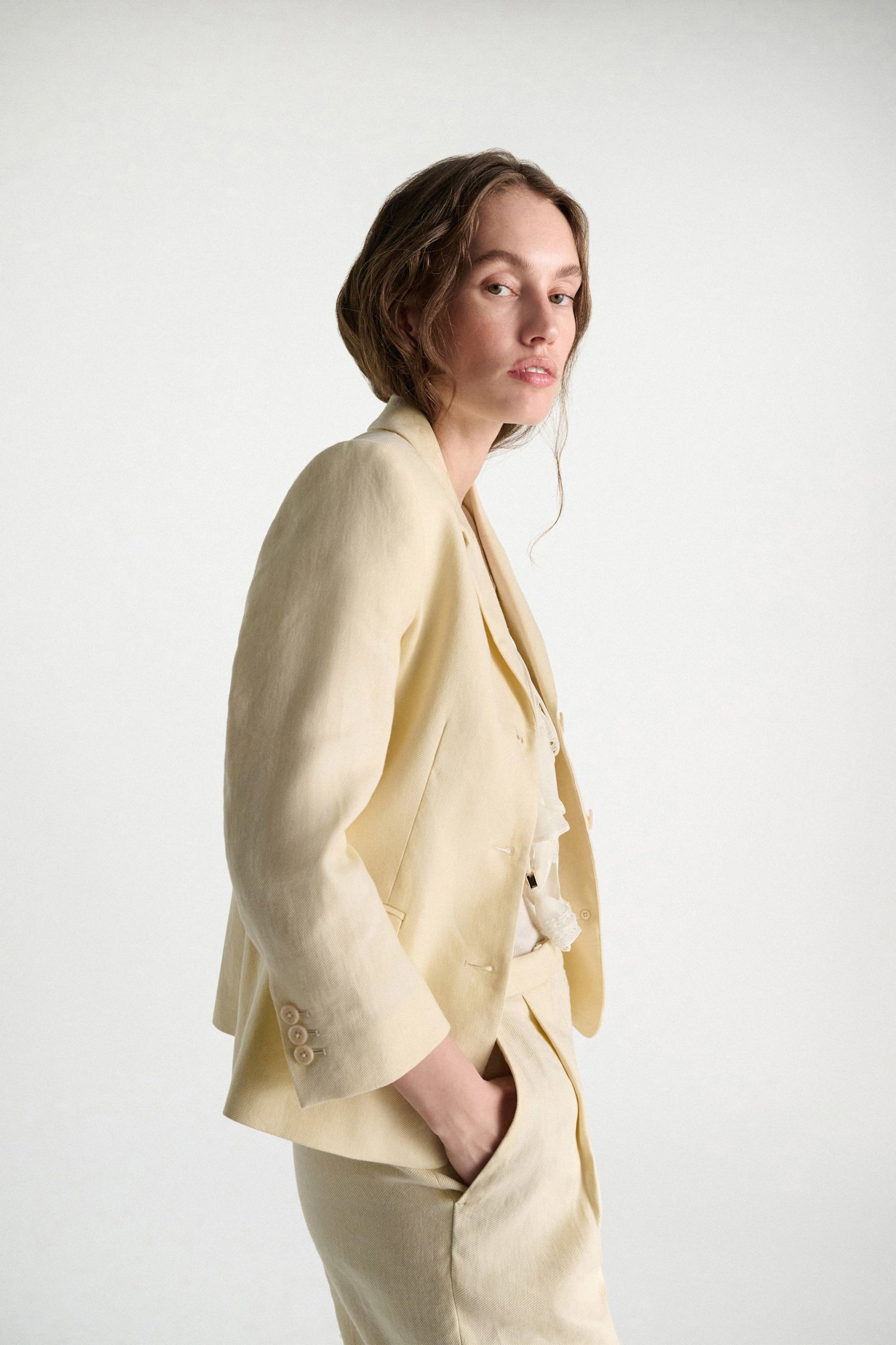 Dorothee Schumacher Linen-cotton shrunken blazer champagner