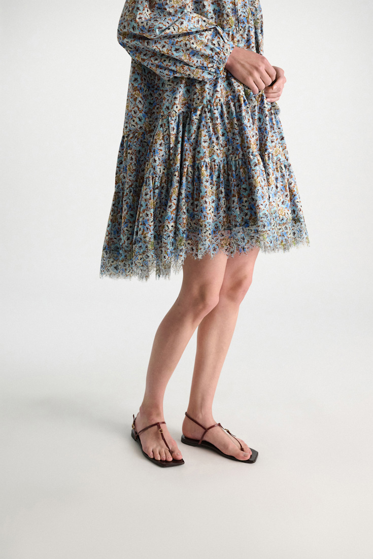 Dorothee Schumacher Kurzes voluminöses Kleid mit Spizendetails im Signature Print aus Baumwolle mini boho flower blue