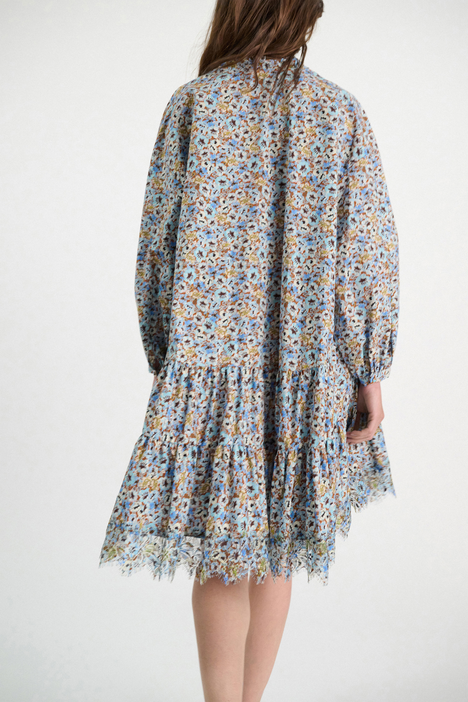 Dorothee Schumacher Kurzes voluminöses Kleid mit Spizendetails im Signature Print aus Baumwolle mini boho flower blue