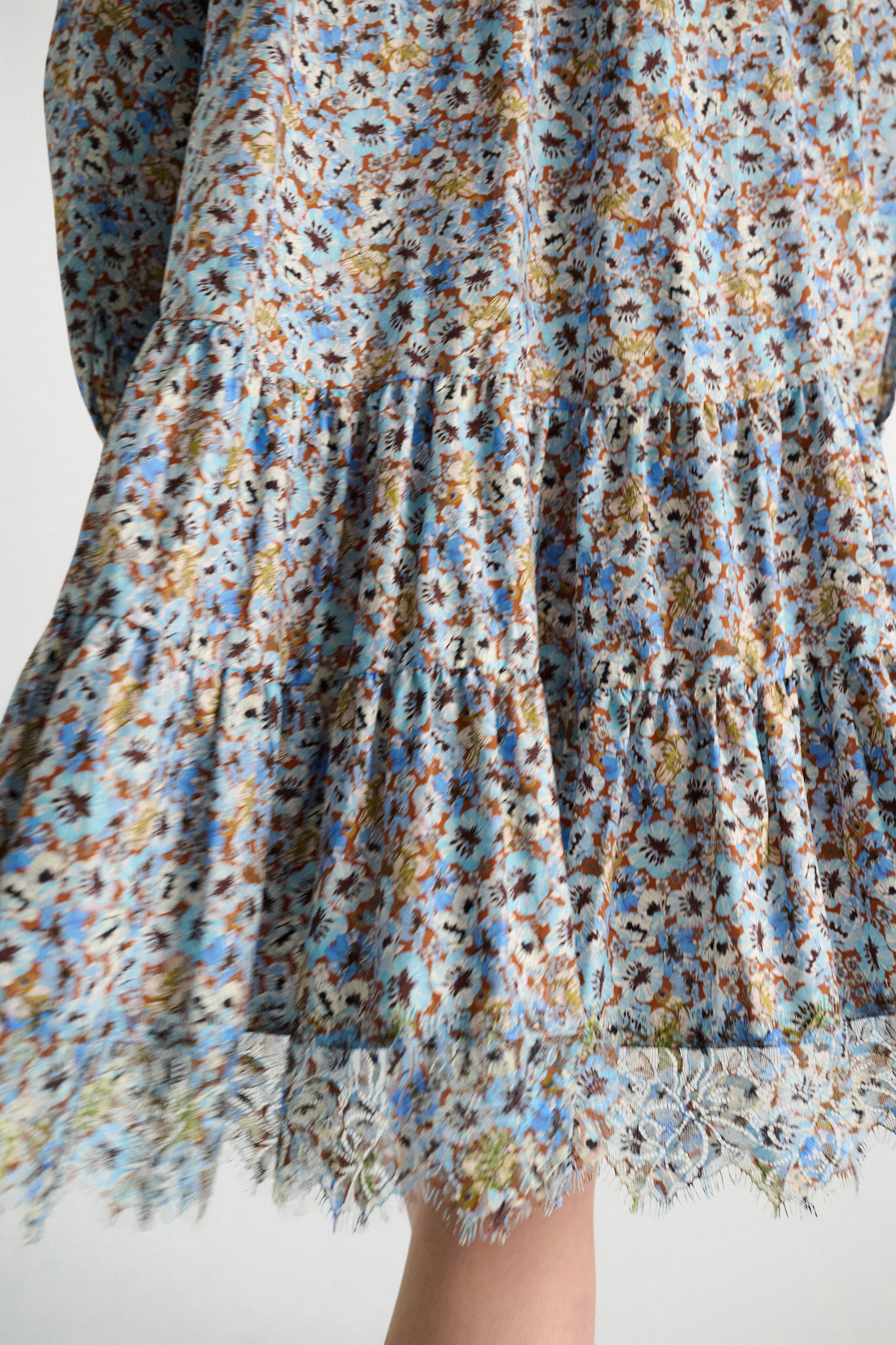 Dorothee Schumacher Kurzes voluminöses Kleid mit Spizendetails im Signature Print aus Baumwolle mini boho flower blue