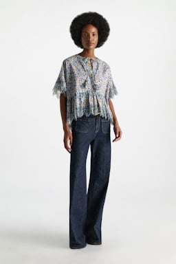 Dorothee Schumacher Boxy Top mit Spizendetails im Signature Print aus Baumwolle mini boho flower blue