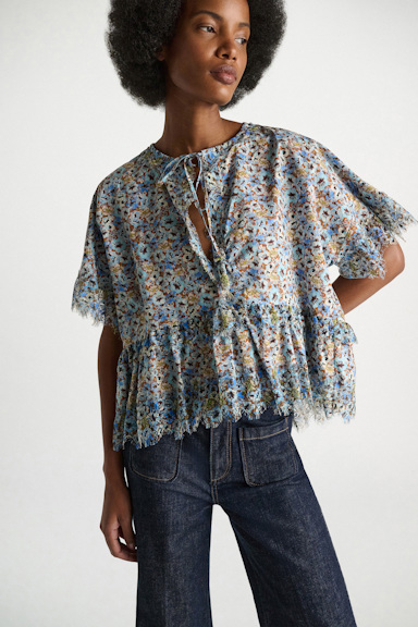 Dorothee Schumacher Boxy Top mit Spizendetails im Signature Print aus Baumwolle mini boho flower blue