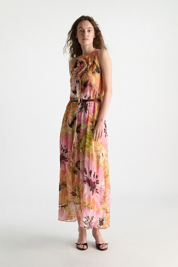 Dorothee Schumacher Midi-Kleid mit Blumenbrosche im Signature Print aus Viskose-Georgette boho flower print