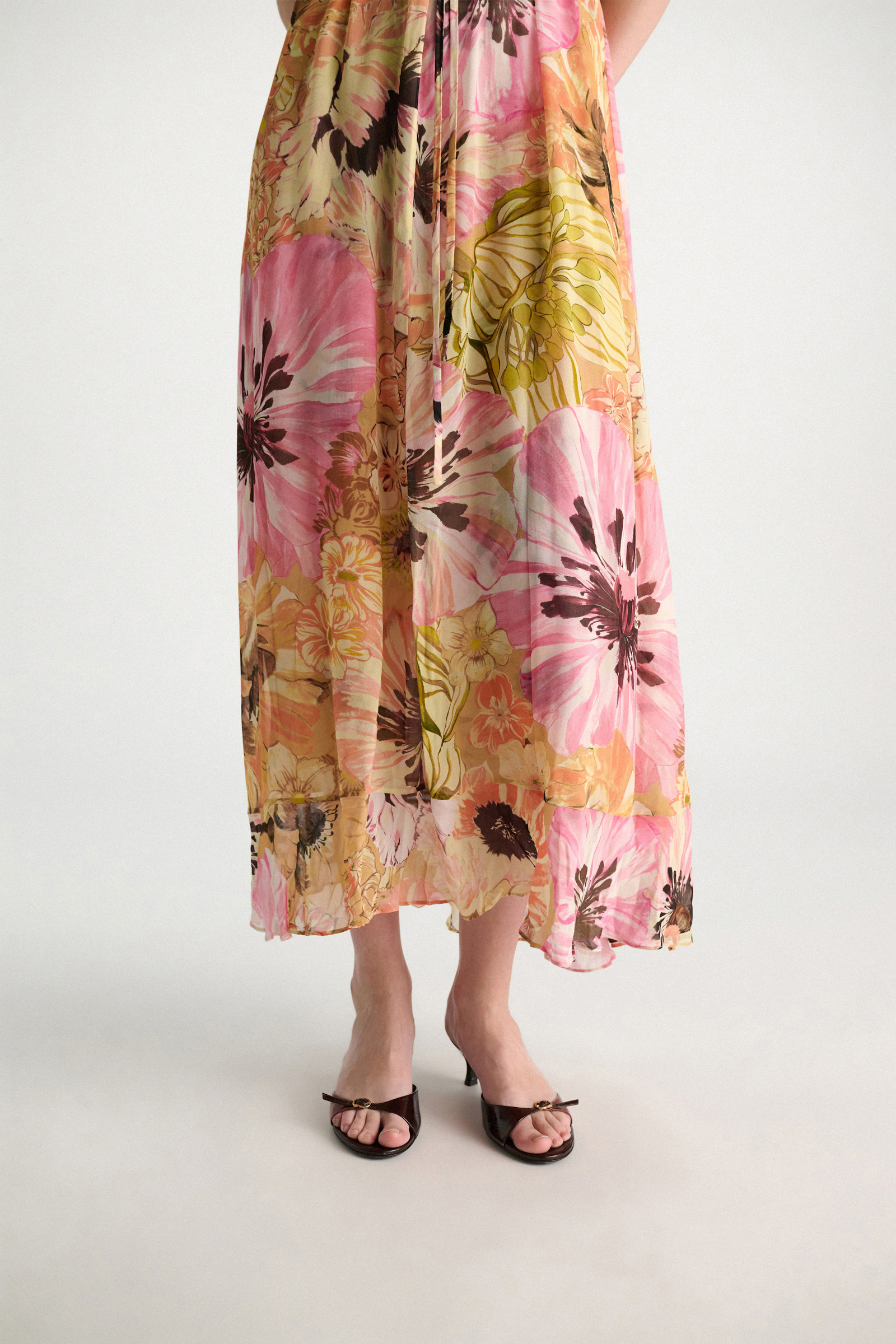 Dorothee Schumacher Midi-Kleid mit Blumenbrosche im Signature Print aus Viskose-Georgette boho flower print
