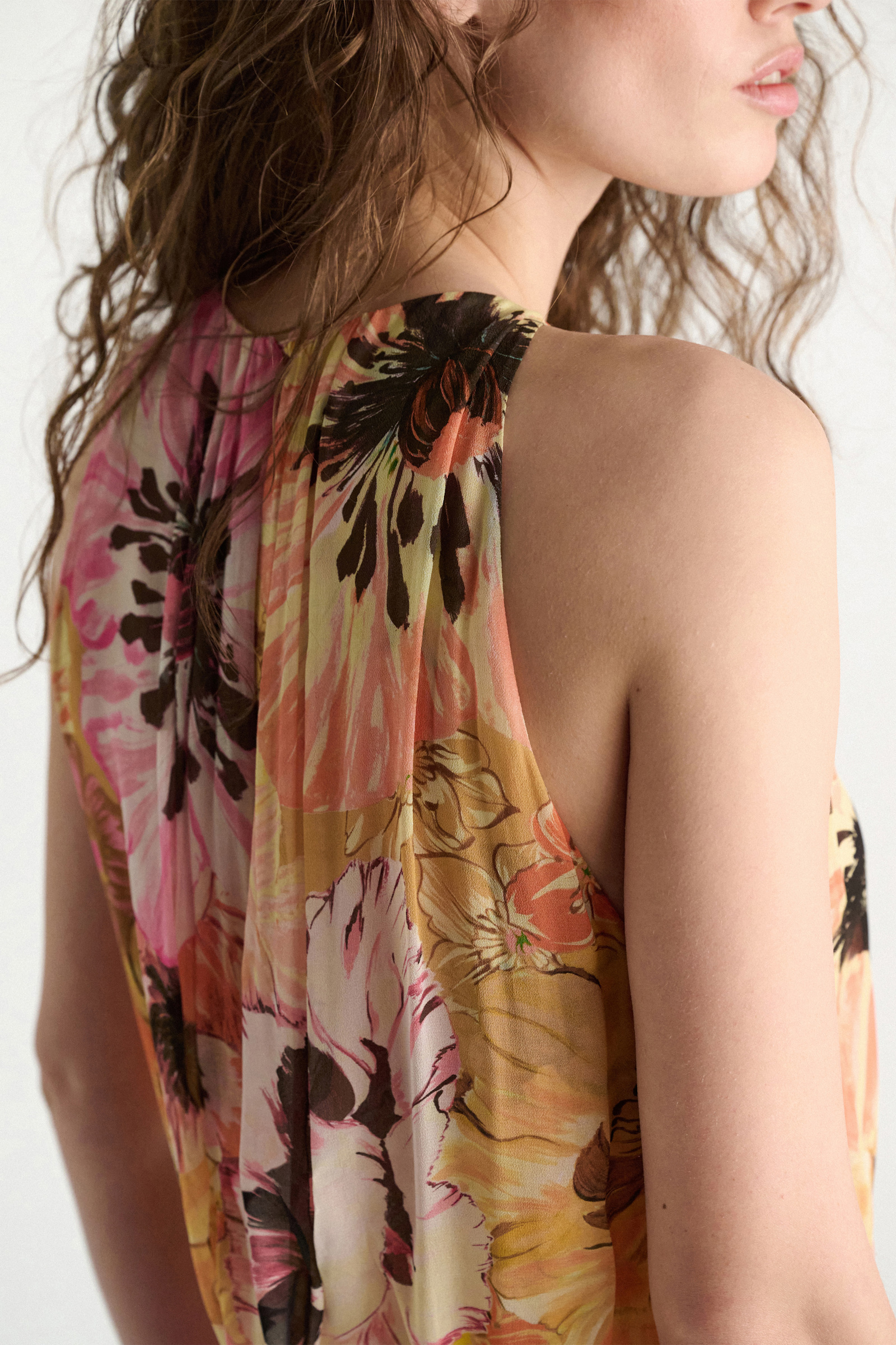 Dorothee Schumacher Midi-Kleid mit Blumenbrosche im Signature Print aus Viskose-Georgette boho flower print