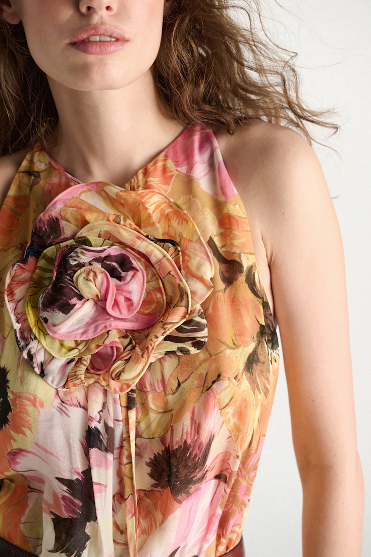 Dorothee Schumacher Midi-Kleid mit Blumenbrosche im Signature Print aus Viskose-Georgette boho flower print
