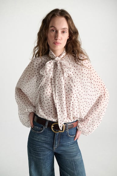 Dorothee Schumacher Set aus Bluse und Schal aus crinkled Viskose-Georgette small bordeaux dot