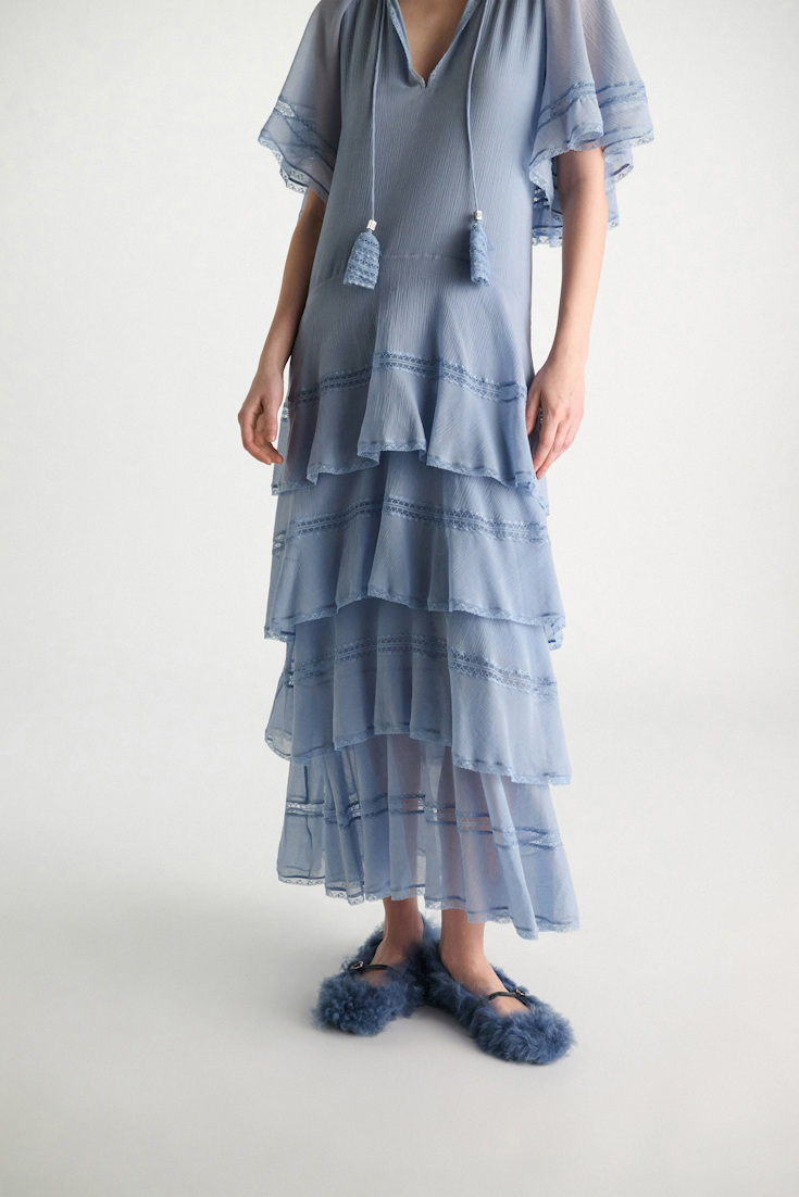 Dorothee Schumacher Lagenkleid aus crinkled Baumwoll-Seiden-Georgette mineral blue