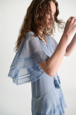 Dorothee Schumacher Lagenkleid aus crinkled Baumwoll-Seiden-Georgette mineral blue