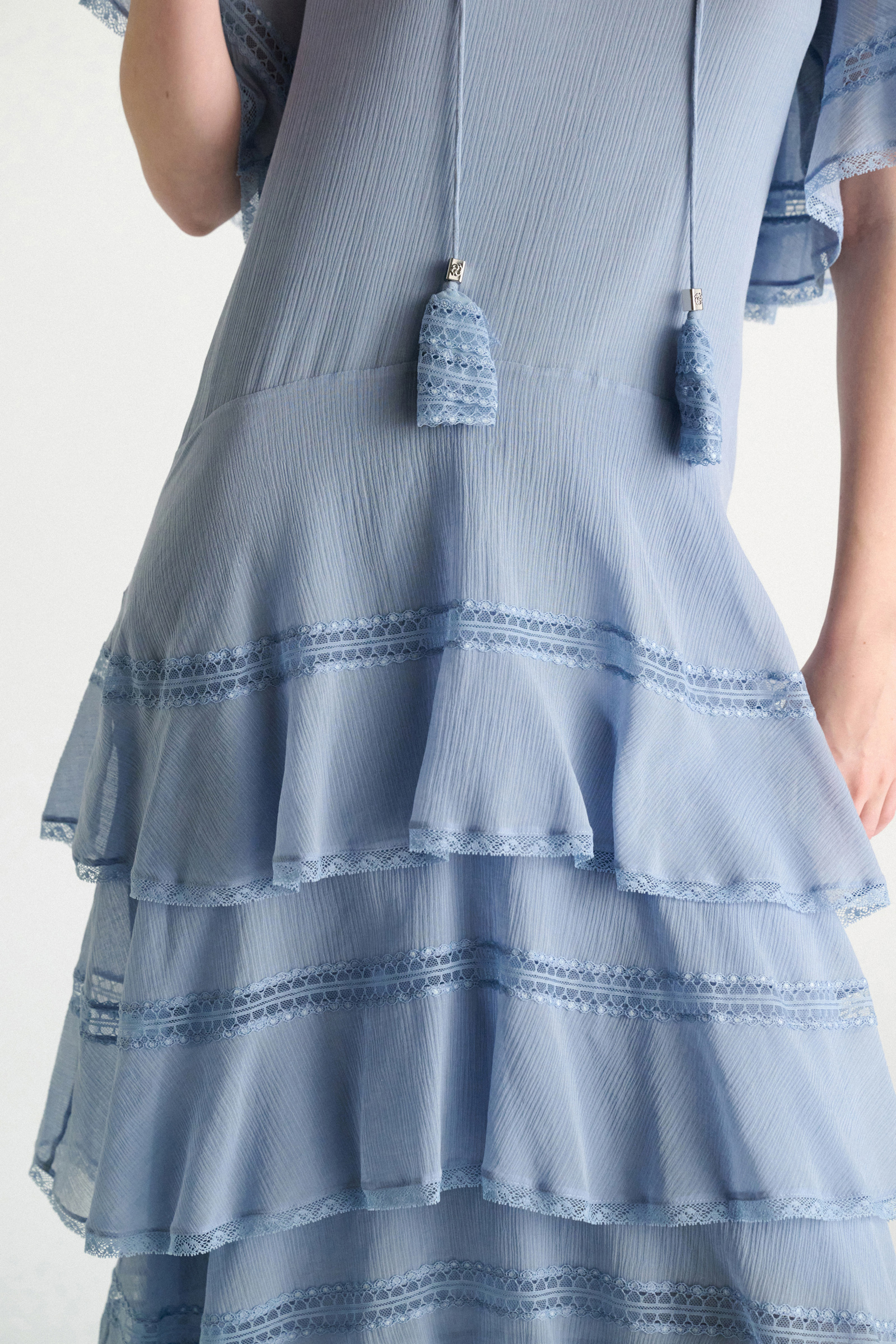 Dorothee Schumacher Lagenkleid aus crinkled Baumwoll-Seiden-Georgette mineral blue