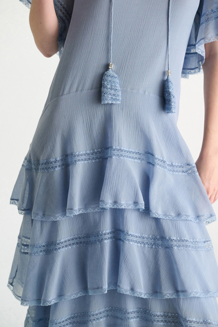 Dorothee Schumacher Lagenkleid aus crinkled Baumwoll-Seiden-Georgette mineral blue