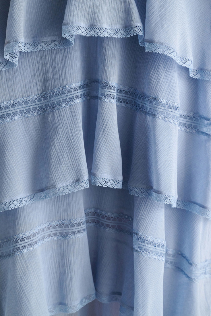 Dorothee Schumacher Lagenkleid aus crinkled Baumwoll-Seiden-Georgette mineral blue