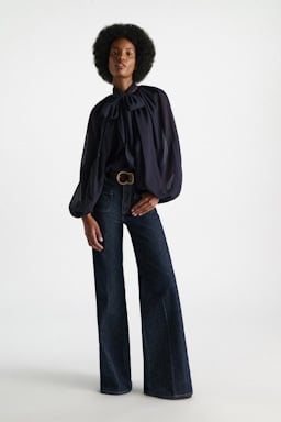 Dorothee Schumacher Set aus Bluse und Schal aus crinkled Baumwoll-Seiden-Georgette dark navy