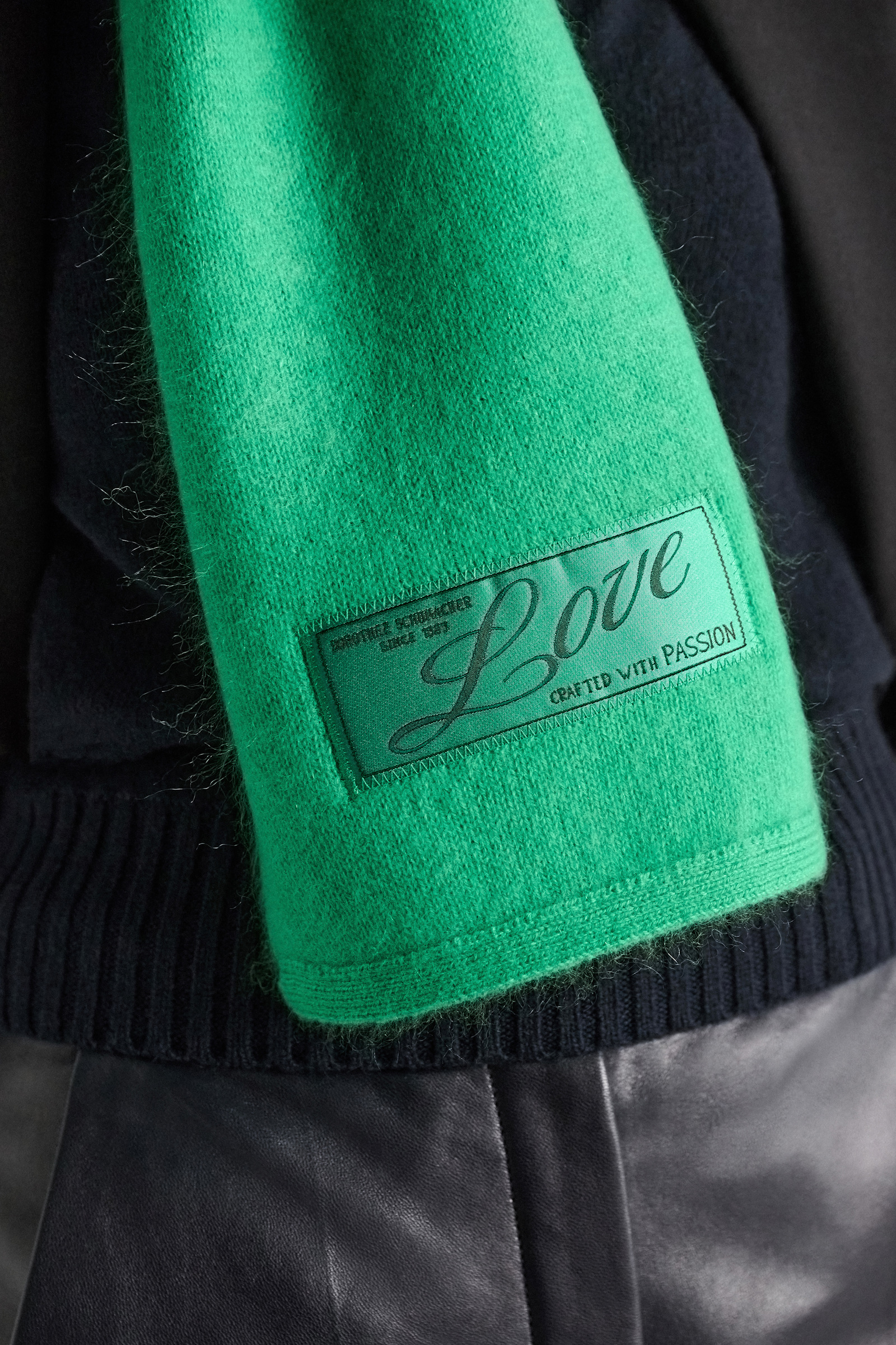 Dorothee Schumacher Merino-cashmere scarf wasabi Model Detail View