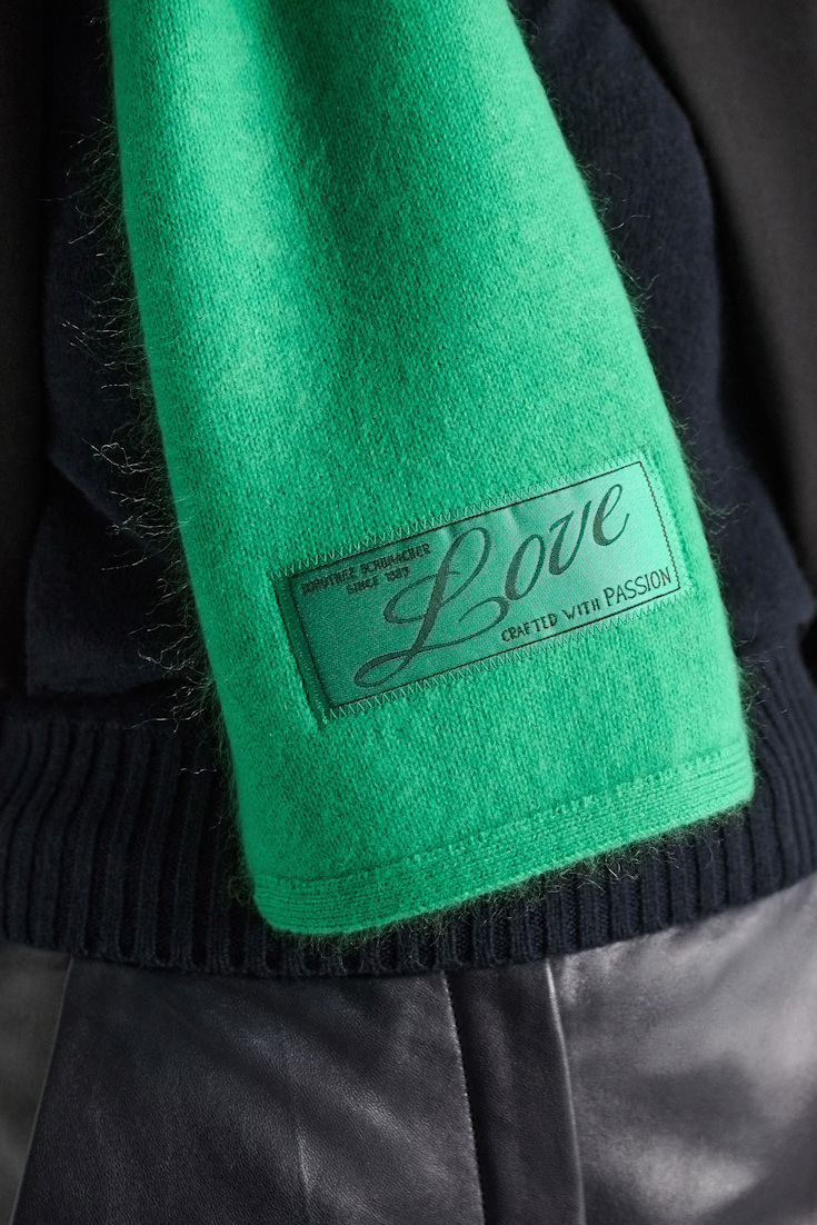 Dorothee Schumacher Merino-cashmere scarf wasabi Model Detail View