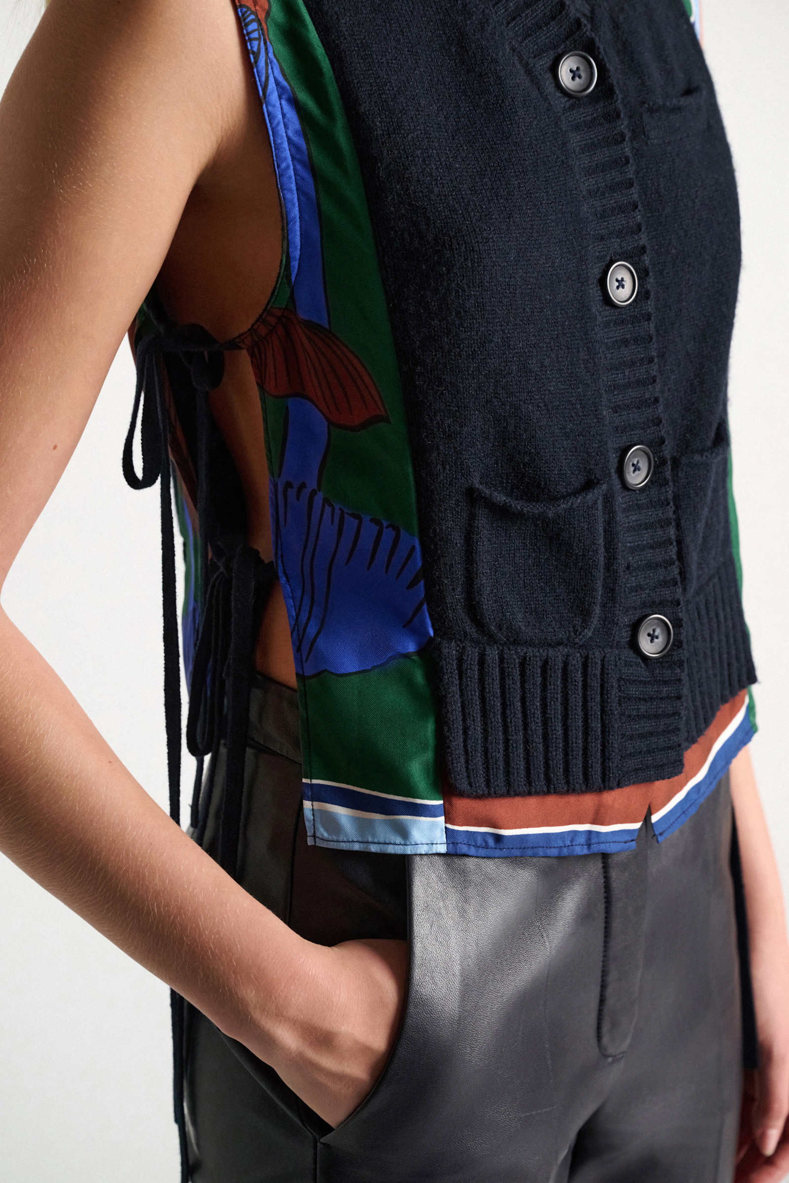 Dorothee Schumacher Gilet mit V-Ausschnitt aus Merino und Kaschmir colorful ribbon scarf