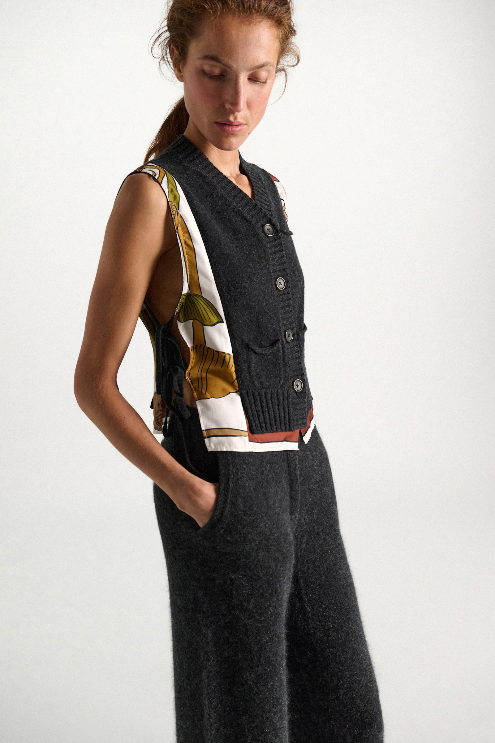 Dorothee Schumacher Gilet mit V-Ausschnitt aus Merino und Kaschmir Brown Ribbon scarf