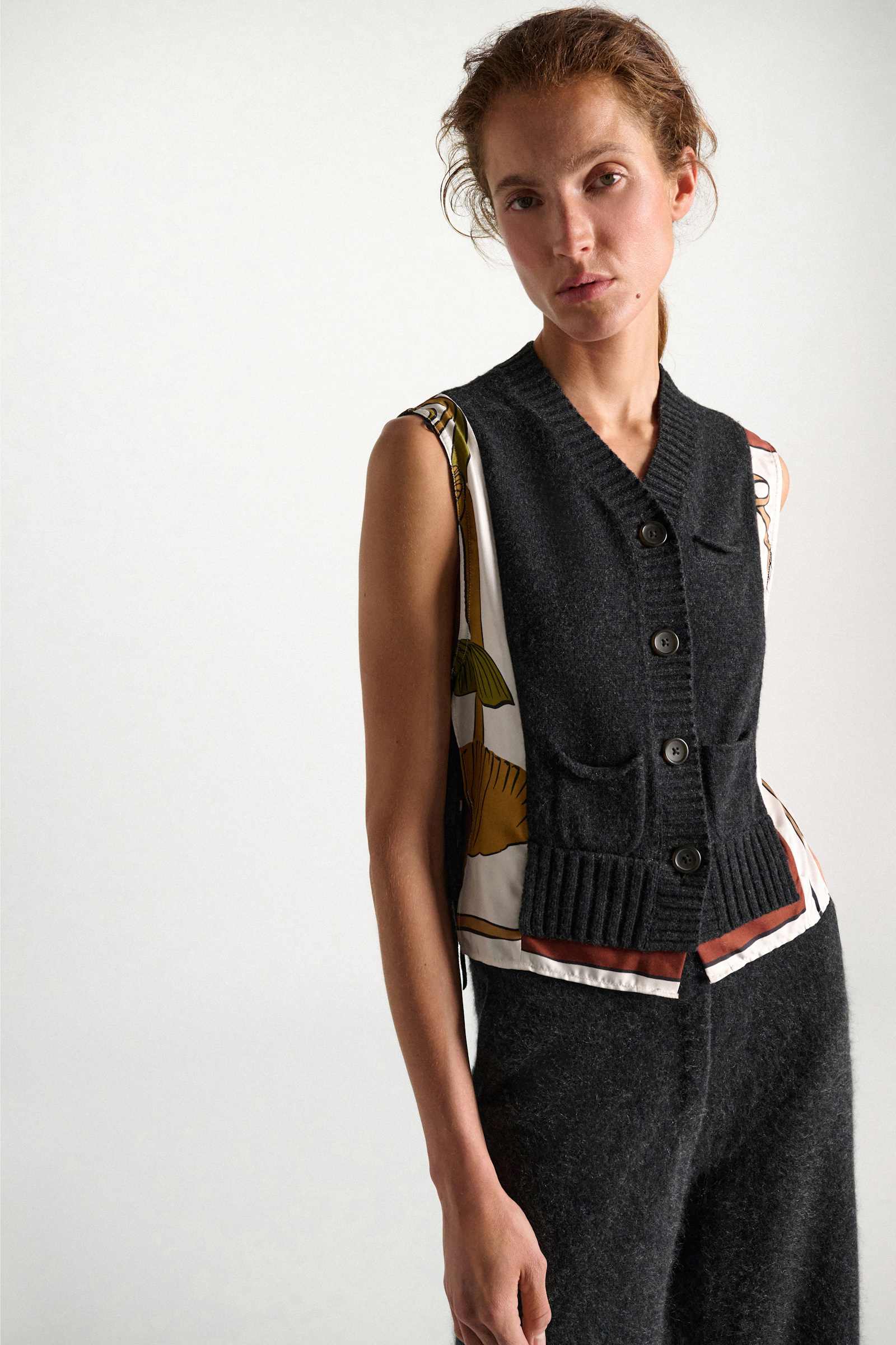 Dorothee Schumacher Gilet mit V-Ausschnitt aus Merino und Kaschmir Brown Ribbon scarf