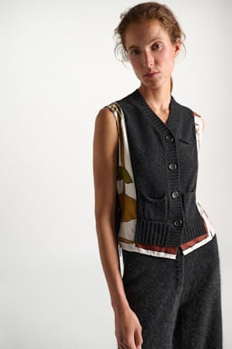 Dorothee Schumacher Gilet mit V-Ausschnitt aus Merino und Kaschmir Brown Ribbon scarf