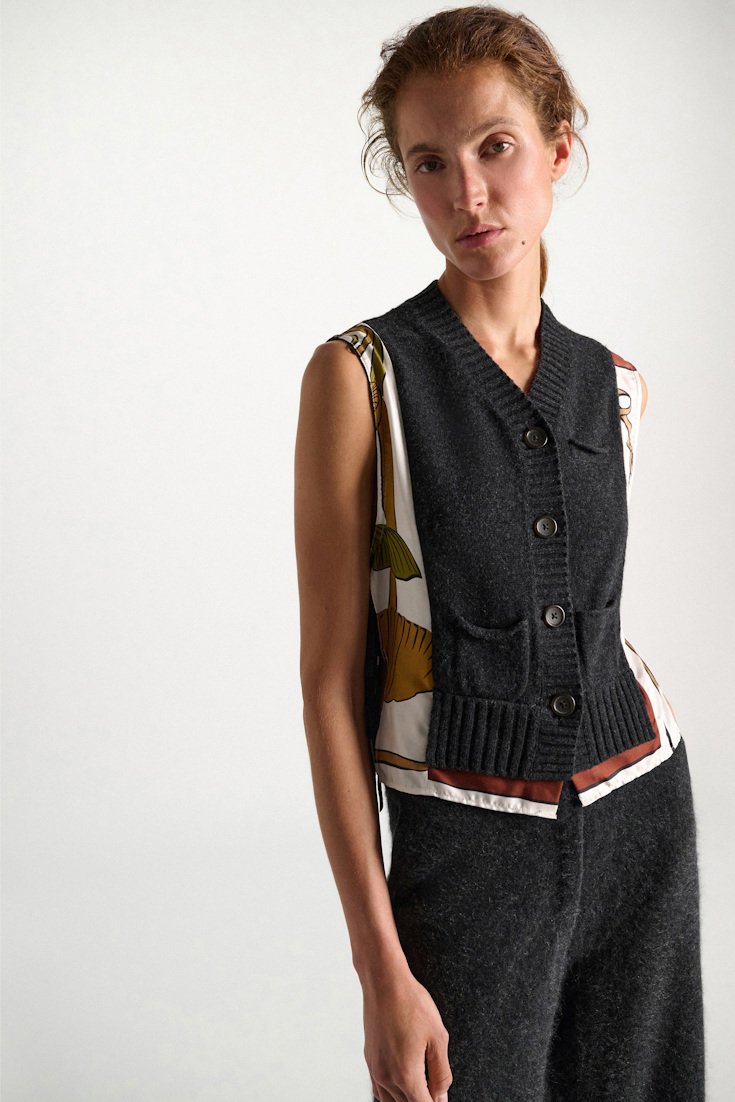 Dorothee Schumacher Gilet mit V-Ausschnitt aus Merino und Kaschmir Brown Ribbon scarf