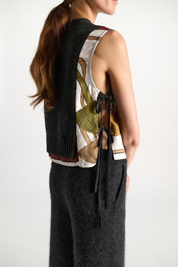 Dorothee Schumacher Gilet mit V-Ausschnitt aus Merino und Kaschmir Brown Ribbon scarf