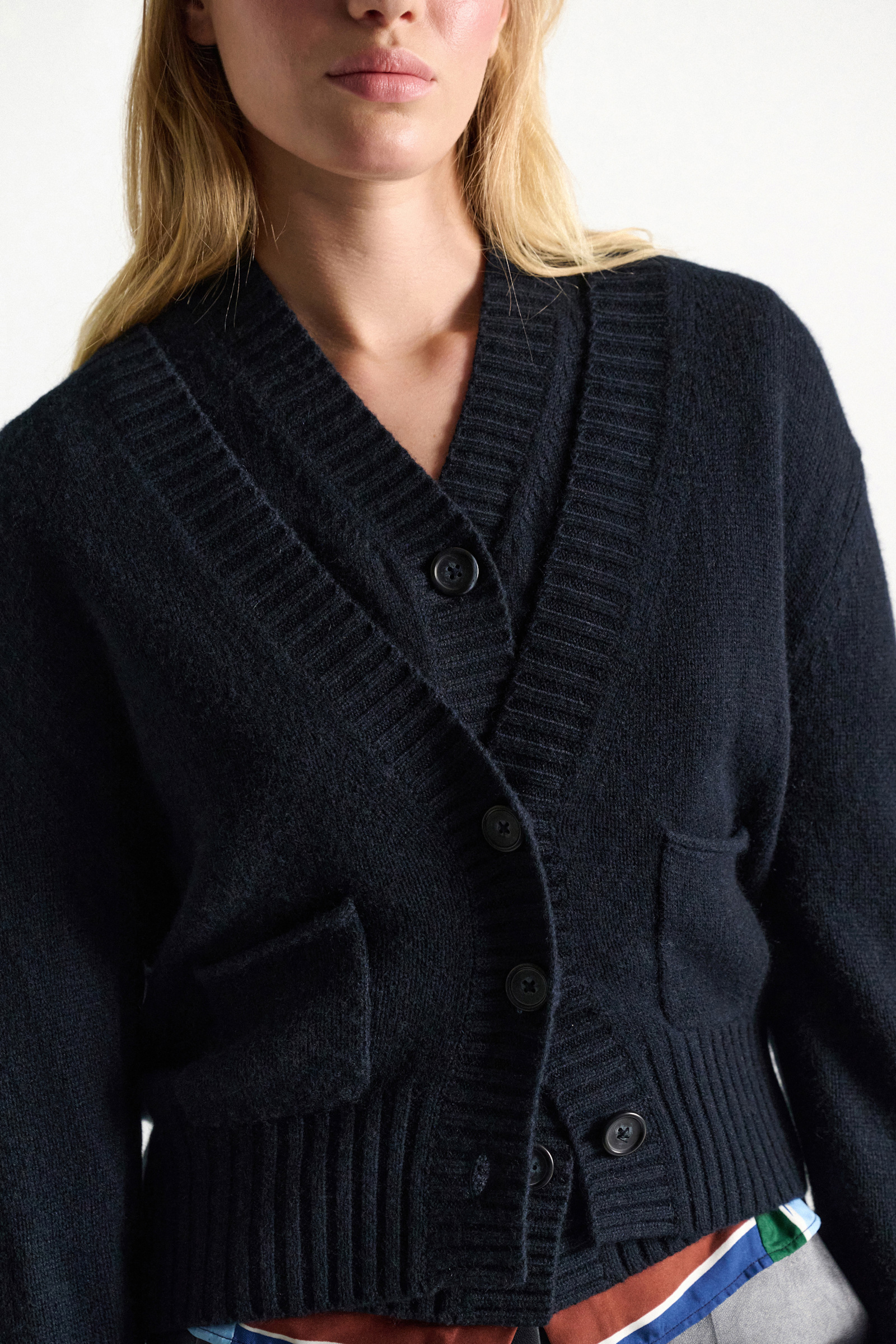 Dorothee Schumacher Cardigan mit V-Ausschnitt aus Merino und Kaschmir midnight navy