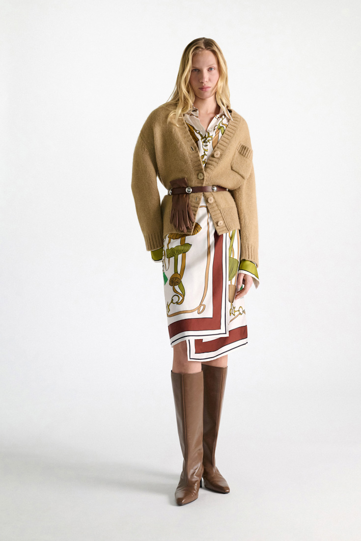Dorothee Schumacher V-neck cardigan in Merino wool blend with baby alpaca champignon