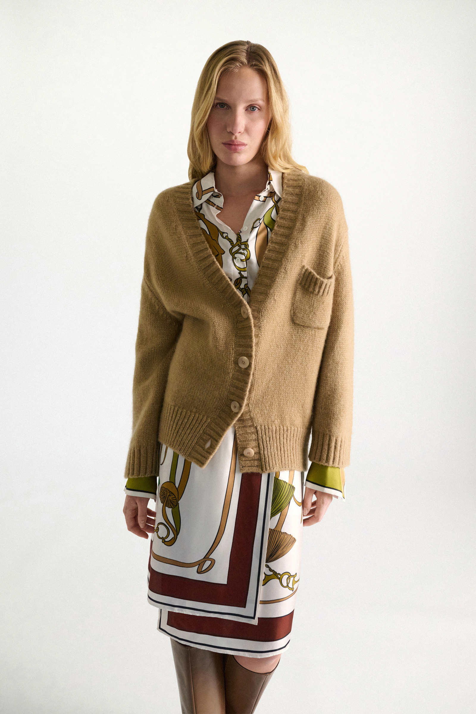 Dorothee Schumacher V-neck cardigan in Merino wool blend with baby alpaca champignon