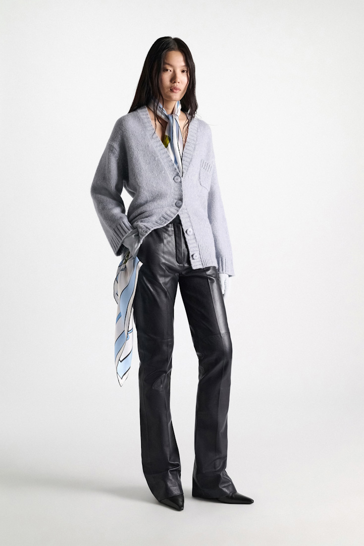 Dorothee Schumacher Cardigan mit V-Ausschnitt aus Merinowollmischung mit Baby Alpaka winter blue