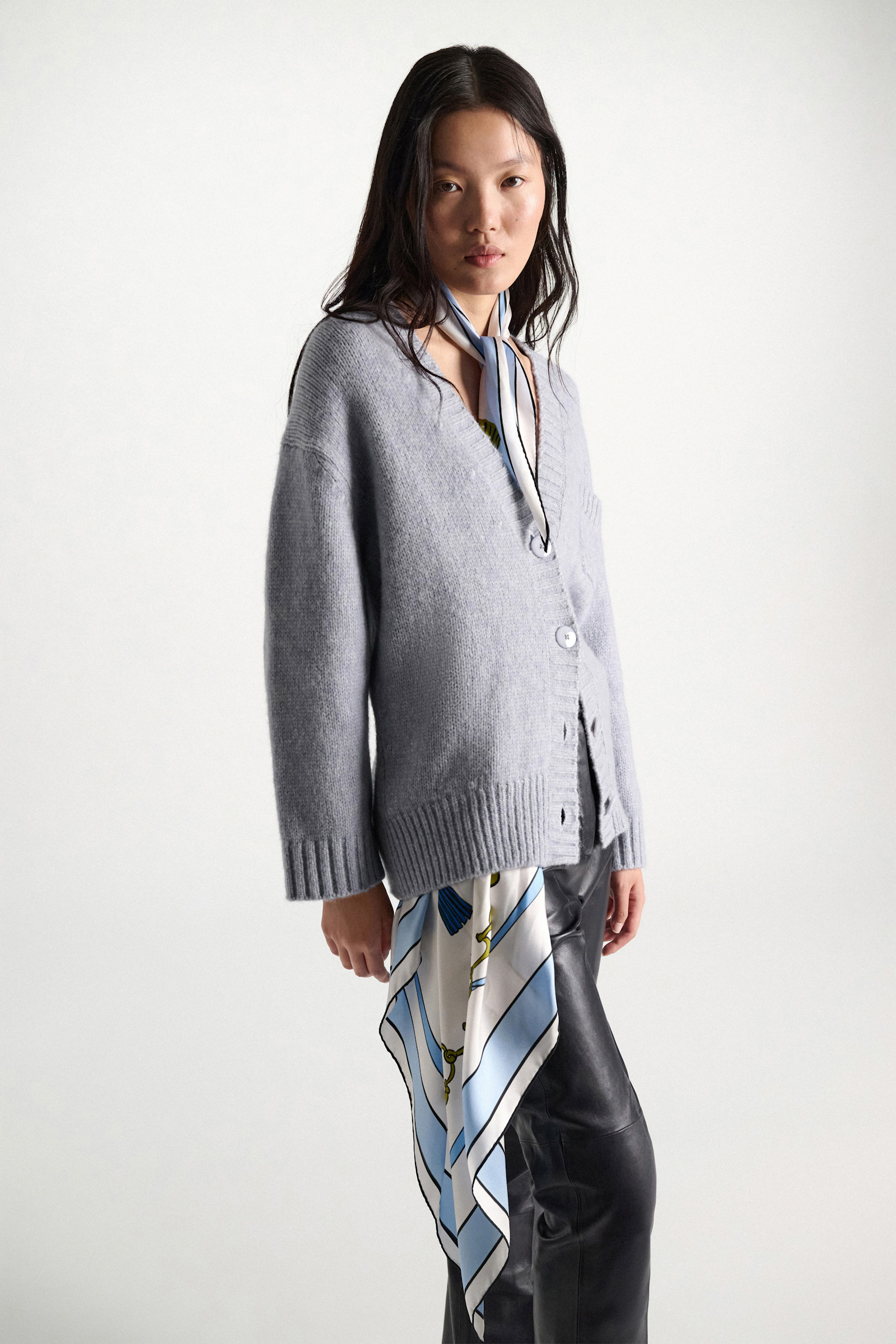 Dorothee Schumacher Cardigan mit V-Ausschnitt aus Merinowollmischung mit Baby Alpaka winter blue