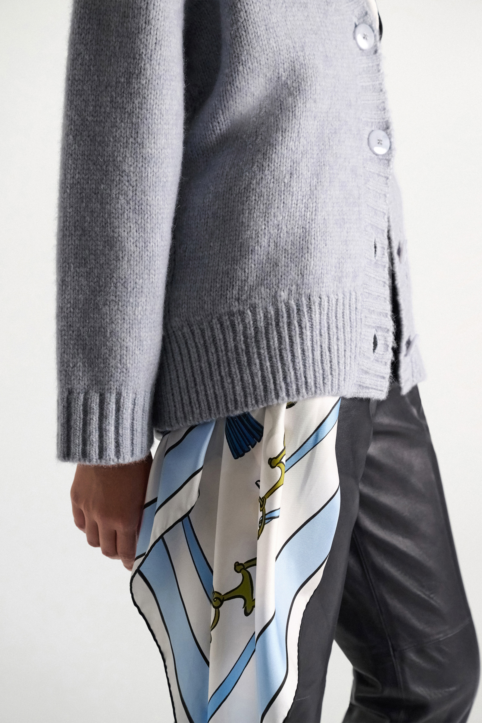 Dorothee Schumacher Cardigan mit V-Ausschnitt aus Merinowollmischung mit Baby Alpaka winter blue