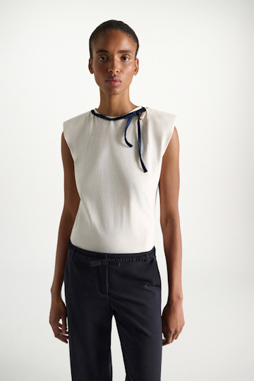 Dorothee Schumacher T-Shirt mit Grobstrickkragen aus Baumwolle ecru + satin